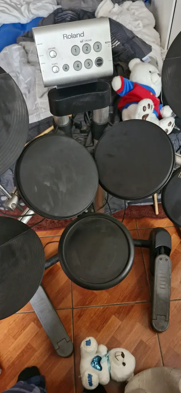 Batería electrónica Roland con pedal y platillos - 2