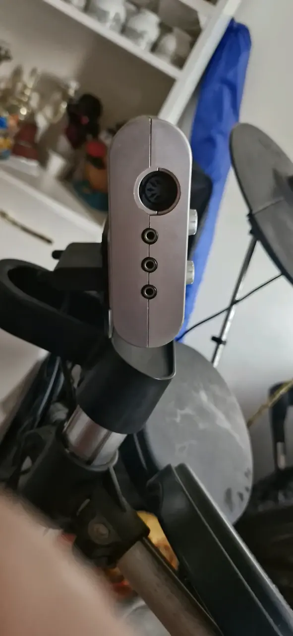 Batería electrónica Roland con pedal y platillos - 3