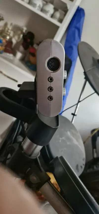 Batería electrónica Roland con pedal y platillos - miniatura 3
