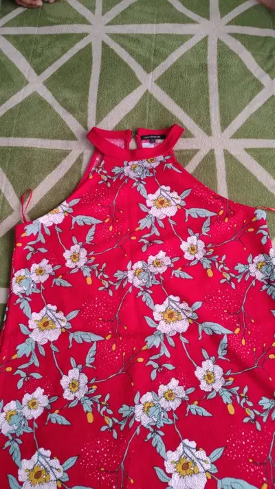 Vestido rojo floral sin mangas para mujer - miniatura 2