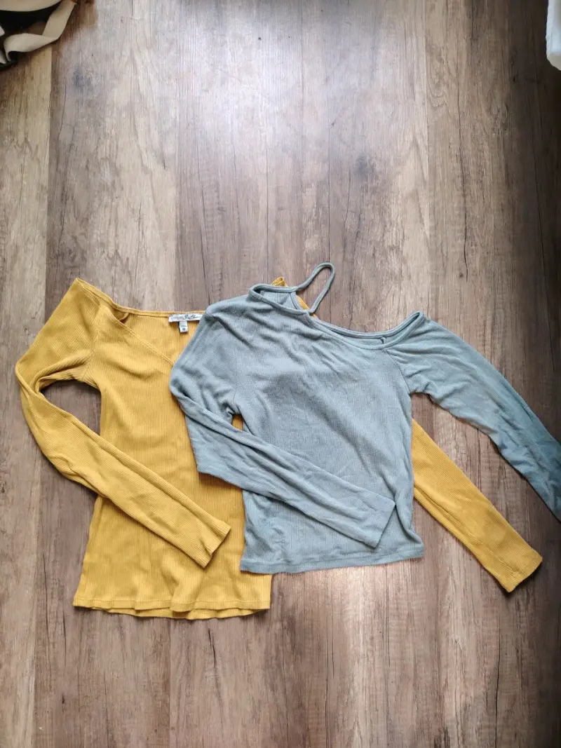 Conjunto de poleras off-shoulder amarilla y verde