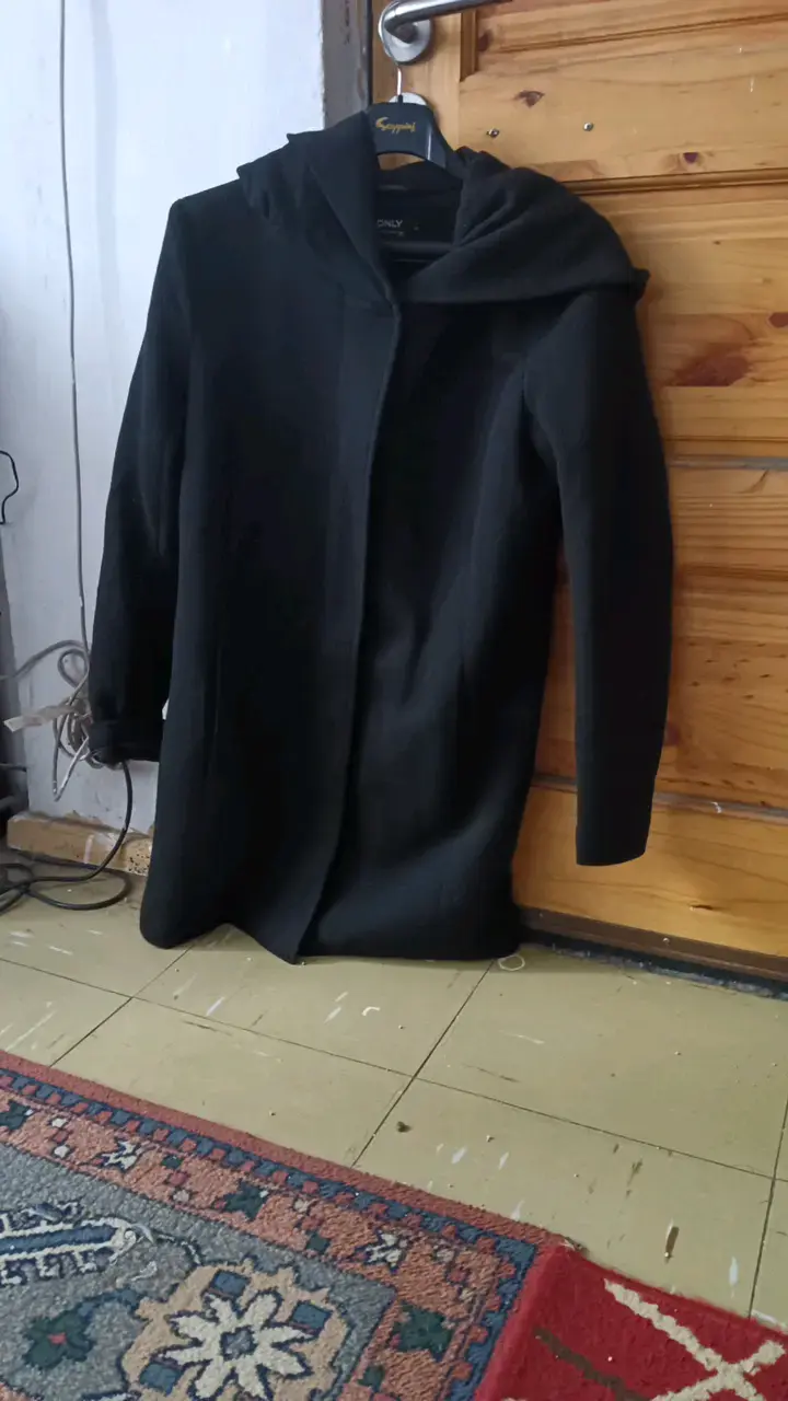 Abrigo negro con capucha para mujer - 1