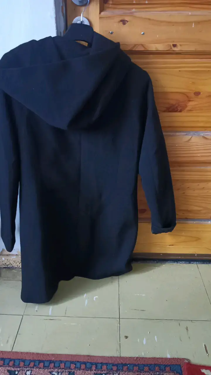 Abrigo negro con capucha para mujer - 2
