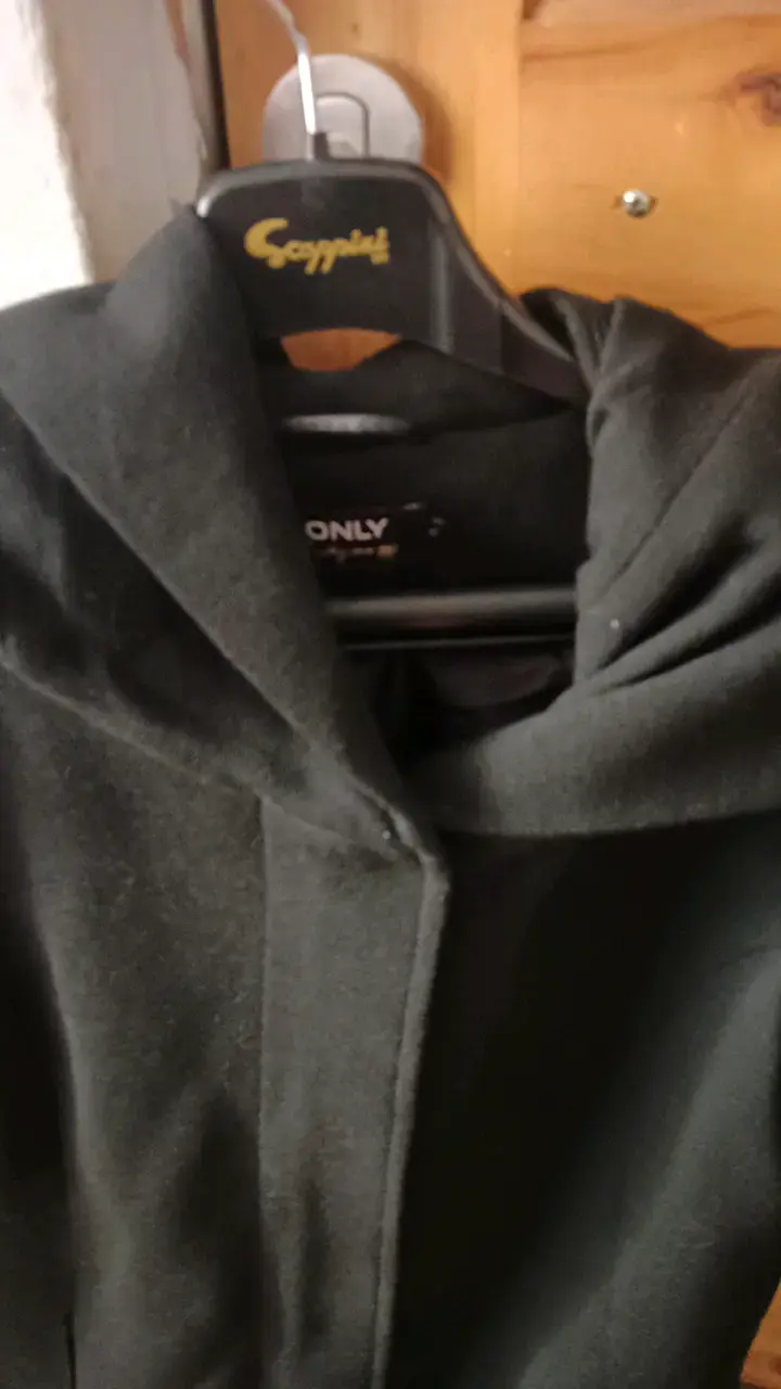 Abrigo negro con capucha para mujer - 3