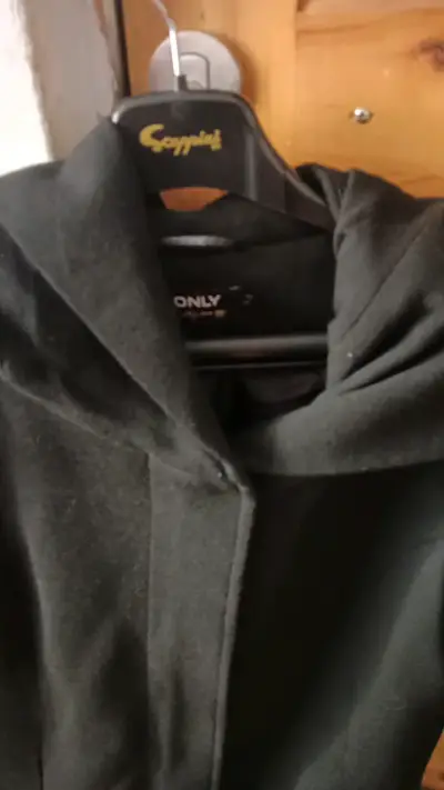 Abrigo negro con capucha para mujer - miniatura 3