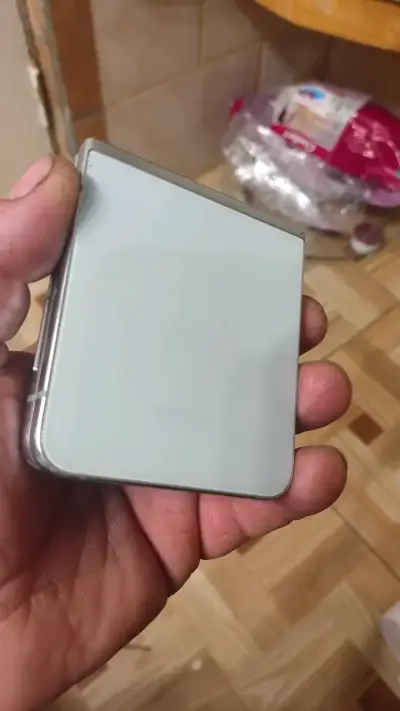 Smartphone plegable con doble pantalla - miniatura 3
