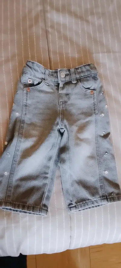 Jeans de mezclilla para niña con flores bordad - miniatura 1