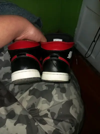 Zapatillas deportivas negras y rojas para hombre - miniatura 3