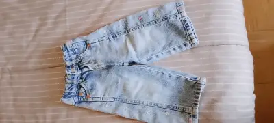 Jeans de mezclilla para niña con bordado floral - miniatura 1