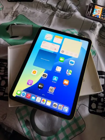 iPad amarillo con accesorios - miniatura 1
