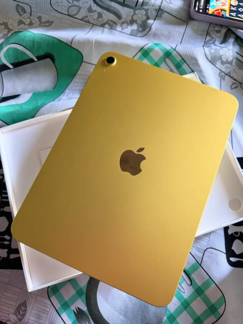 iPad amarillo con accesorios - 2