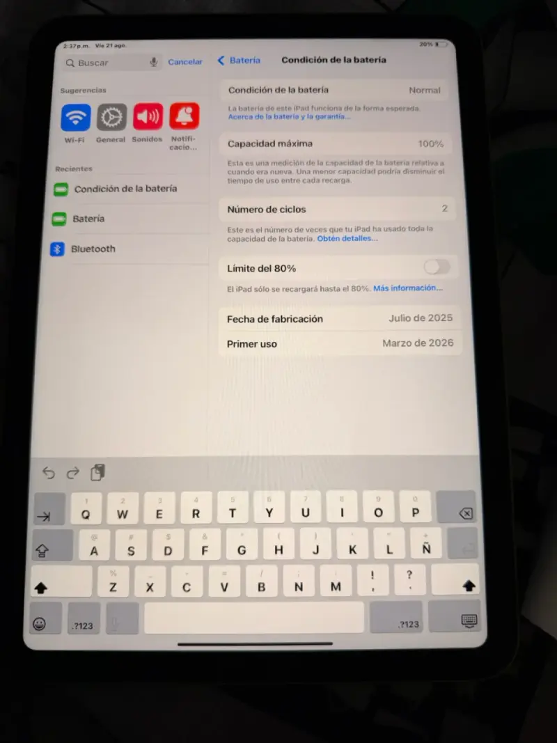 iPad amarillo con accesorios - 3