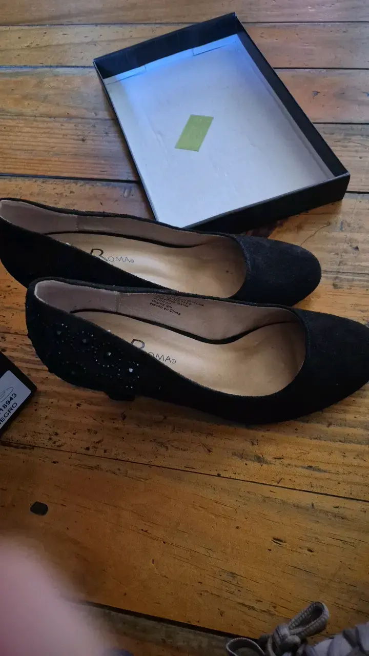 Zapatos de tacón negro con detalles brillantes - 1