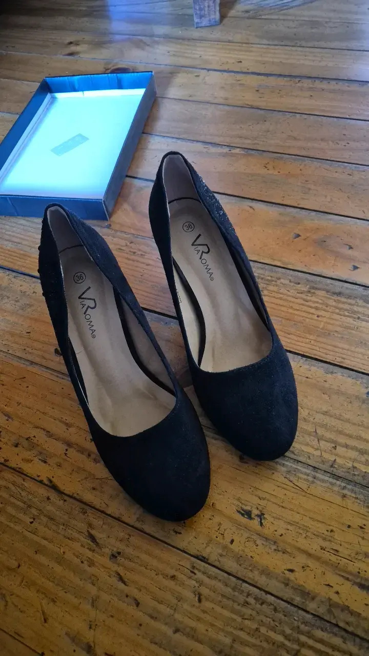 Zapatos de tacón negro con detalles brillantes - 2