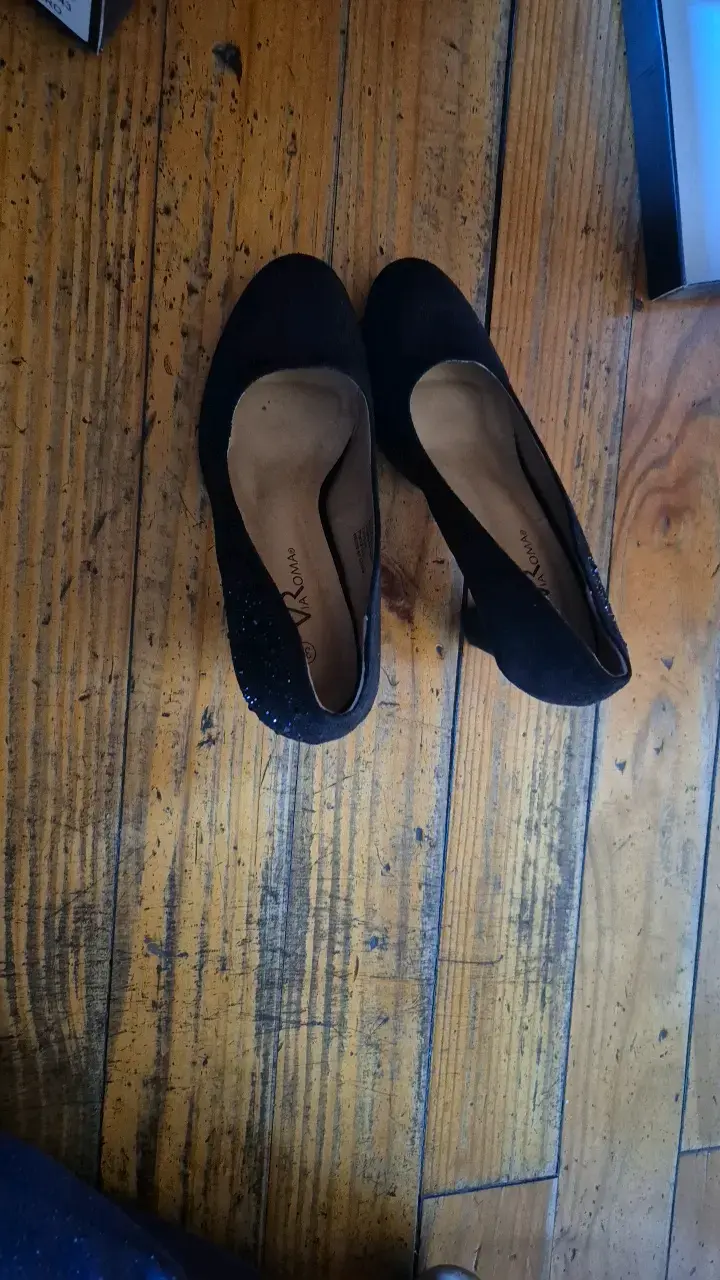 Zapatos de tacón negro con detalles brillantes - 3