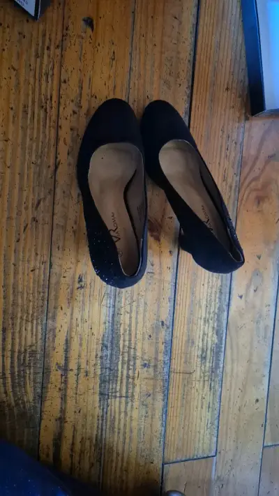 Zapatos de tacón negro con detalles brillantes - miniatura 3
