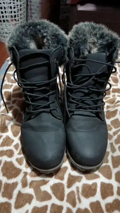 Botin negro con forro de piel sintética - miniatura 1