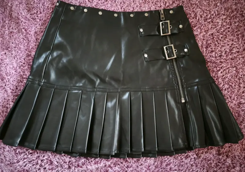 Falda corta de cuero sintético negra con hebillas - 1