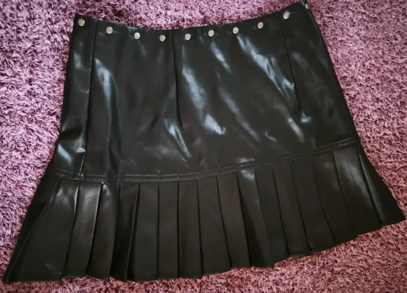 Falda corta de cuero sintético negra con hebillas - 3