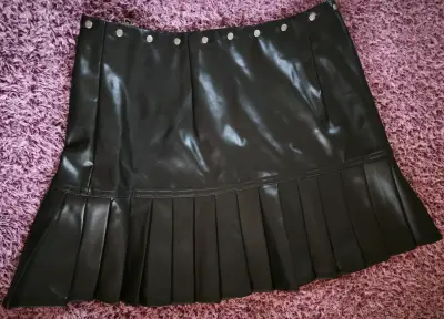 Falda corta de cuero sintético negra con hebillas - miniatura 3