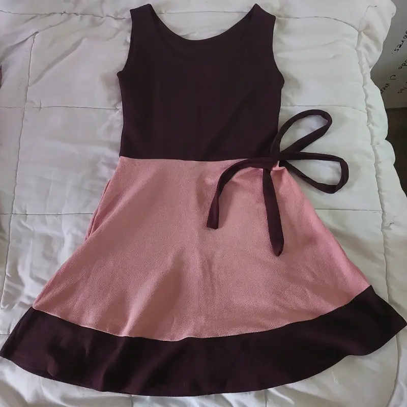 Vestido sin mangas bicolor con lazo