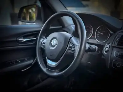 Volante BMW con controles integrados - miniatura 1