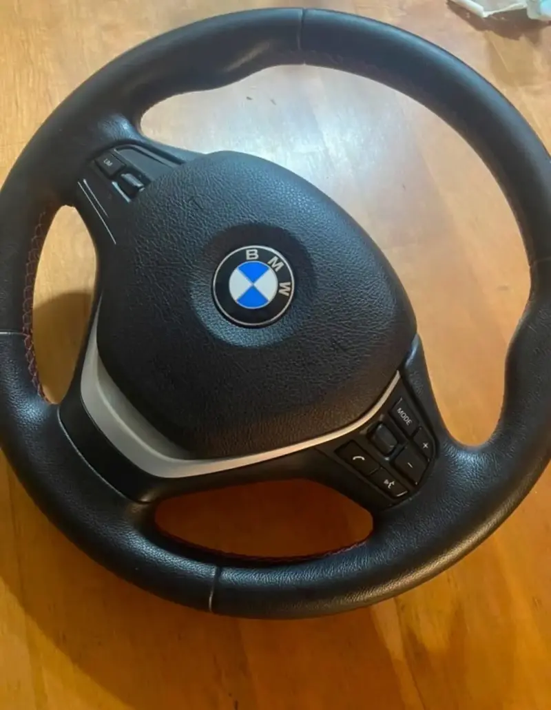 Volante BMW con controles integrados - 6