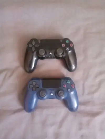 Consola PS4 Slim 1T - miniatura 2