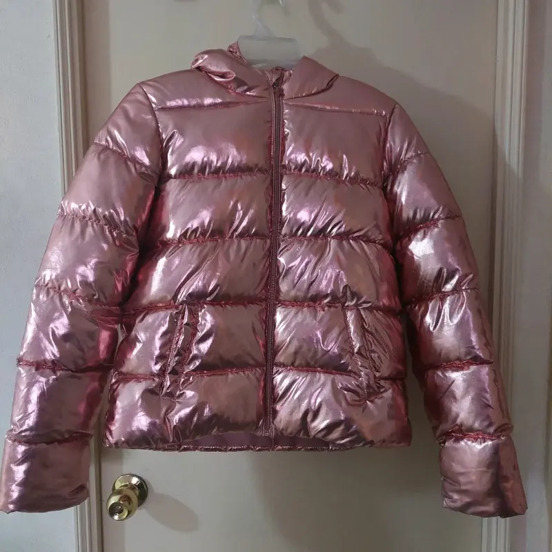 Chaqueta acolchada metálica rosada para mujer