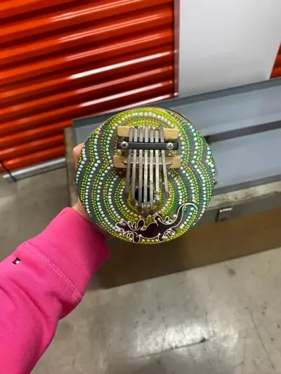 Kalimba artesanal, figura de papel y pez de mader - miniatura 1