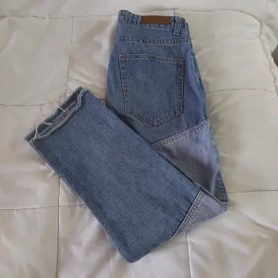 Jeans de mezclilla con diseño desgastado - miniatura 2