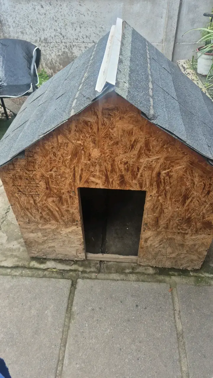 Caseta de madera para perro con techo impermeable - 1