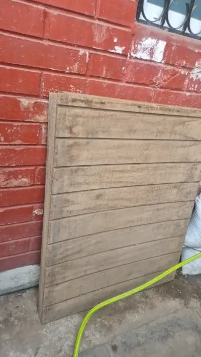 Caseta de madera para perro con techo impermeable - miniatura 4