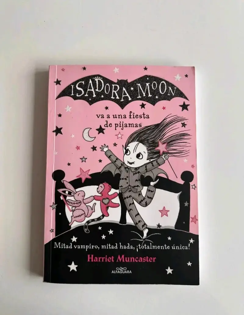 Libro Isadora Moon Va a Una Fiesta de Pijamas