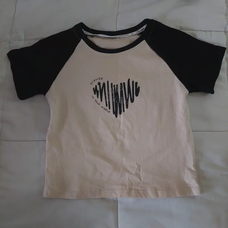 Polera con diseño gráfico