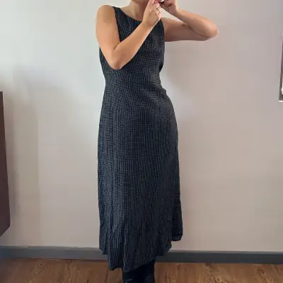 Vestido largo negro con diseño a cuadros - miniatura 1