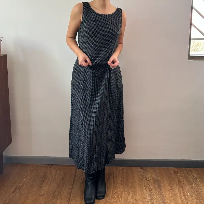 Vestido largo negro con diseño a cuadros - 2