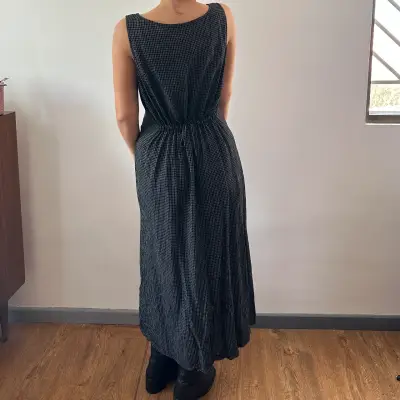 Vestido largo negro con diseño a cuadros - miniatura 3