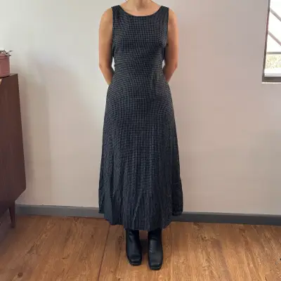 Vestido largo negro con diseño a cuadros - miniatura 5