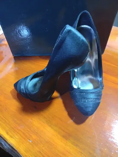 Tacones altos negros elegantes para mujer - miniatura 2