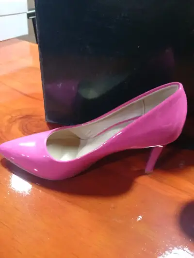Zapatos de tacón alto fucsia brillantes - miniatura 1