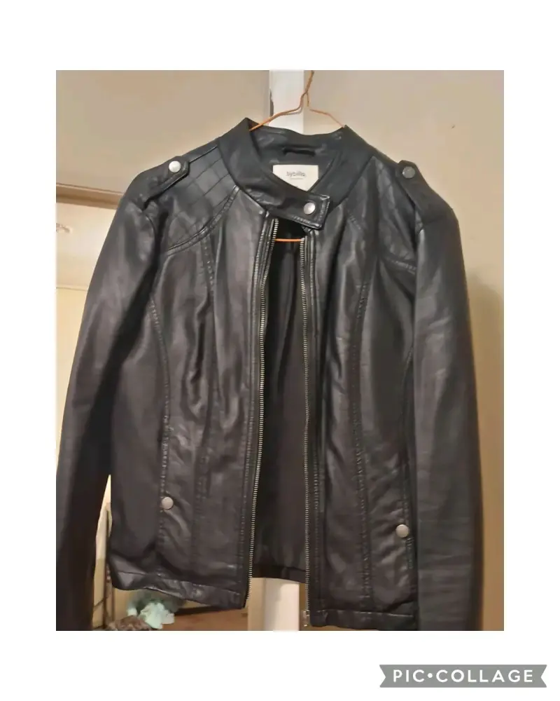 Chaqueta de cuero negra estilo motociclista