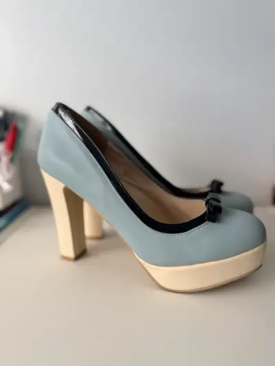 Zapatos de Tacón Azul con Detalle de Lazo - miniatura 3
