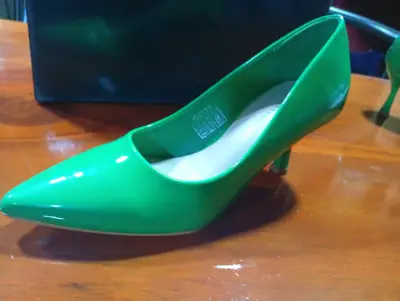 Zapatos de tacón verde charol elegantes - miniatura 1