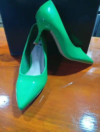 Zapatos de tacón verde charol elegantes - miniatura 2