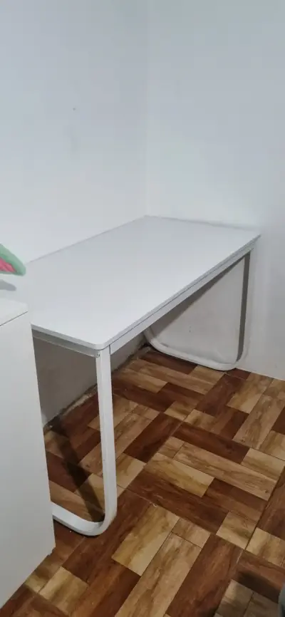 Escritorio blanco moderno de metal y madera - miniatura 1