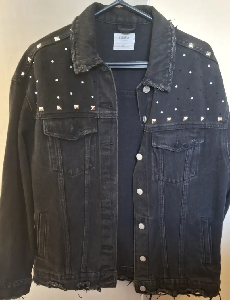 Chaqueta de mezclilla negra con tachas y bordado - 1