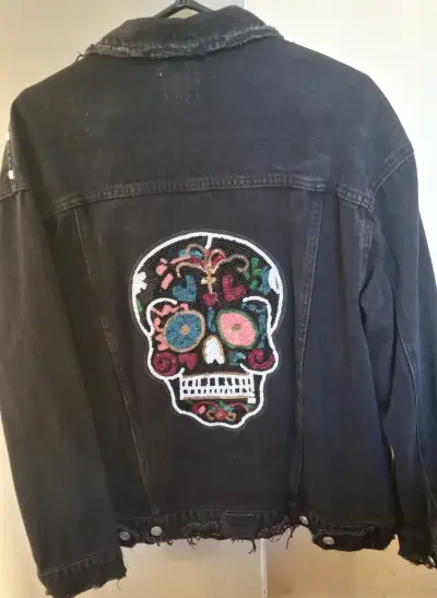 Chaqueta de mezclilla negra con tachas y bordado - miniatura 2