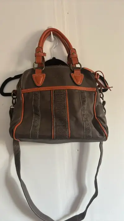 Bolso de cuero marrón con detalles naranjas - miniatura 1