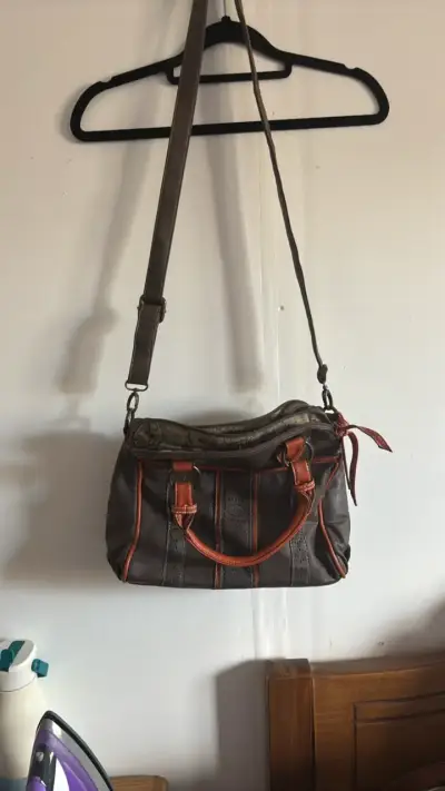Bolso de cuero marrón con detalles naranjas - miniatura 3